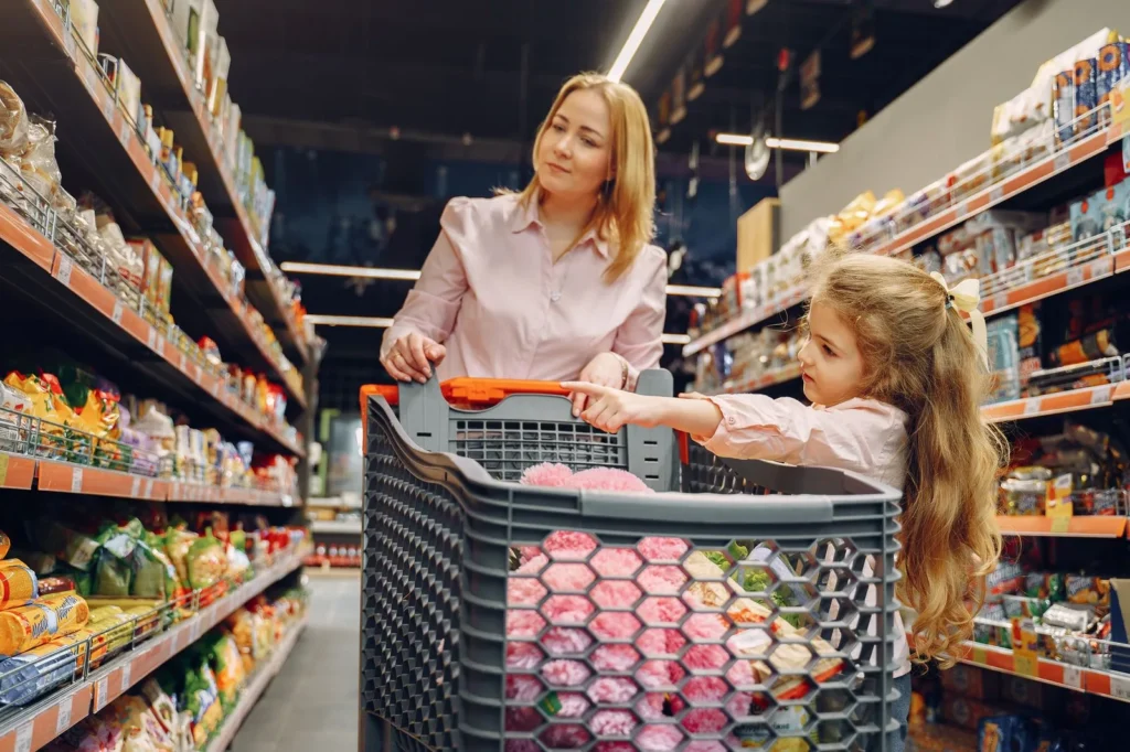 Cliente eligiendo productos en supermercado suizo