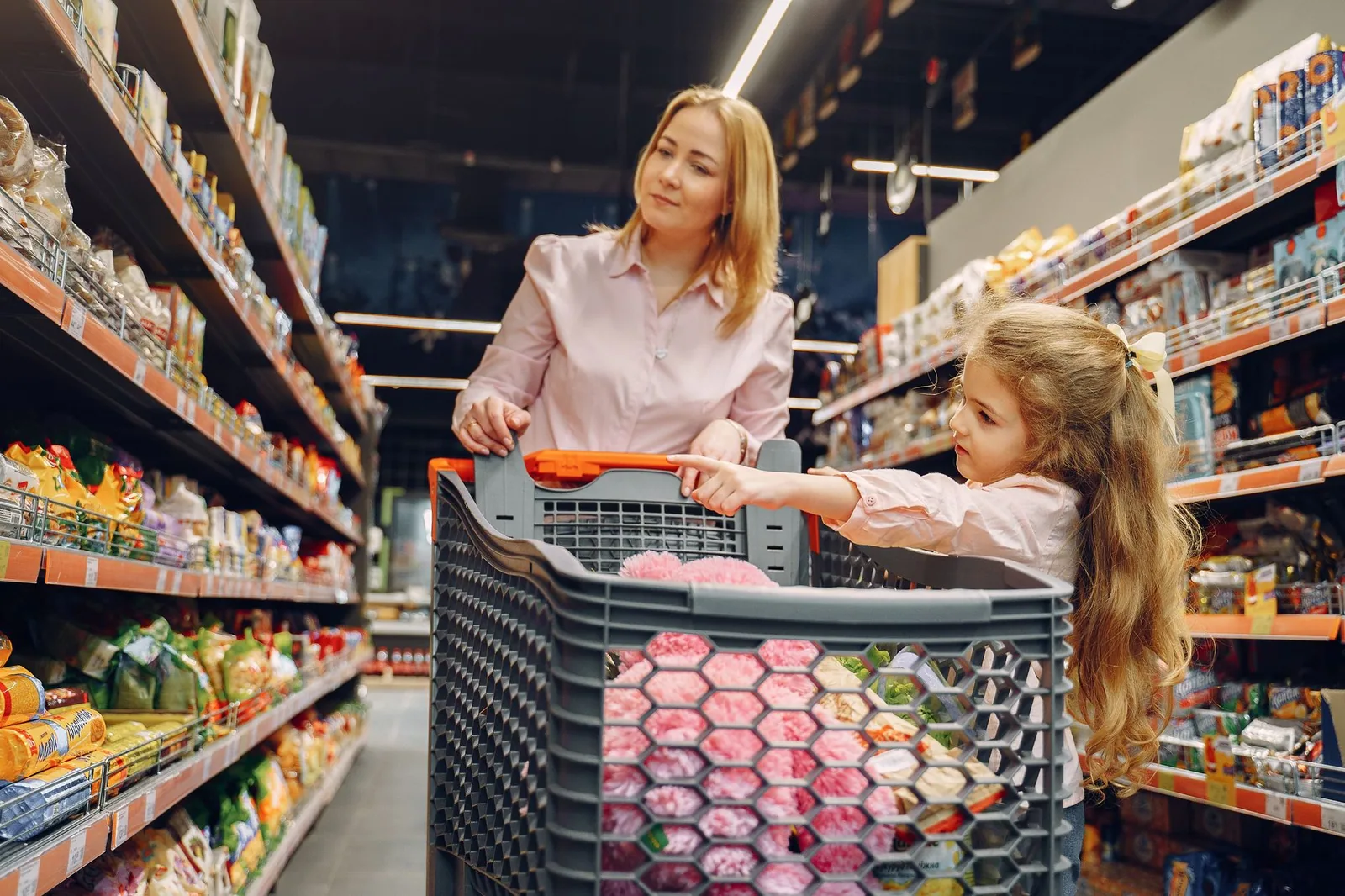 Cliente eligiendo productos en supermercado suizo