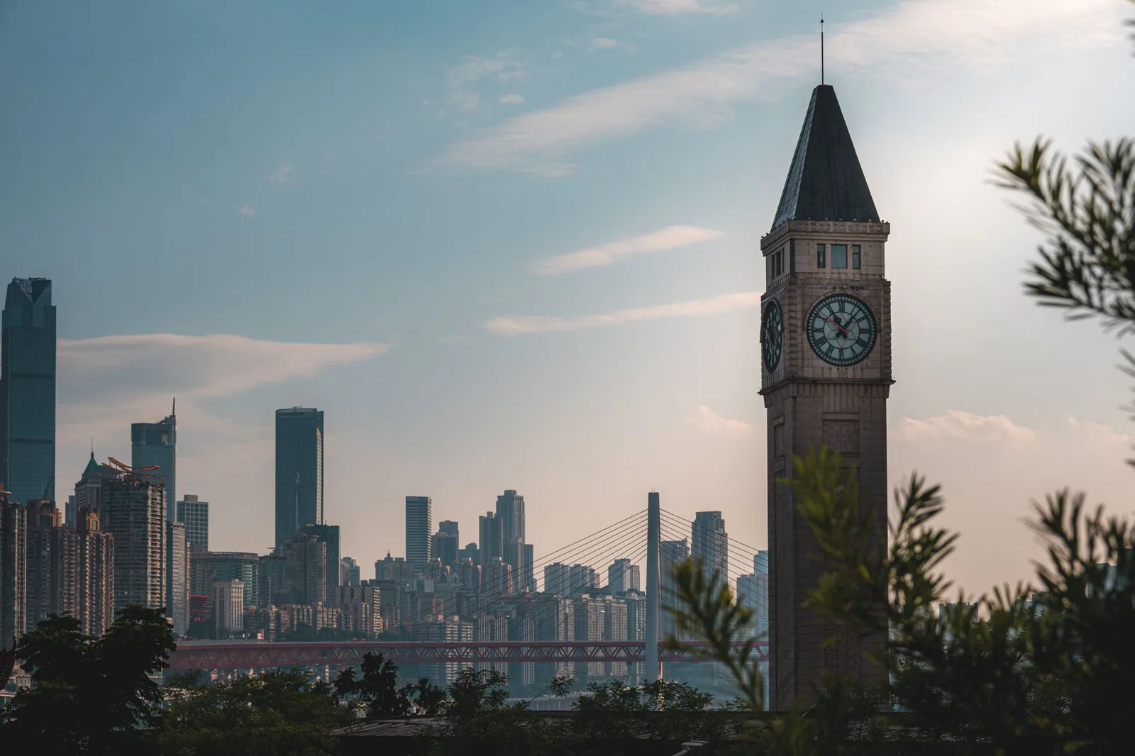 Reloj de torre en una calle suiza durante la madrugada