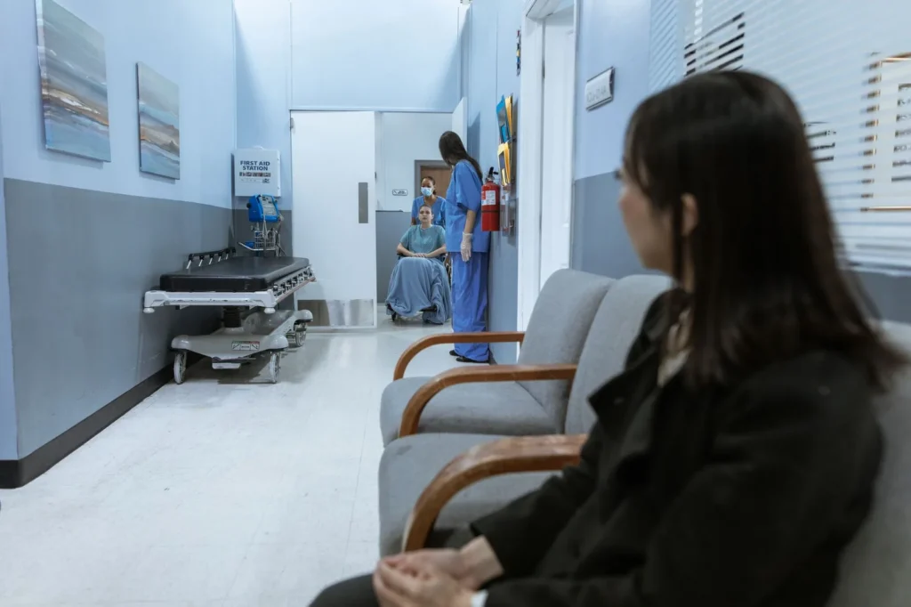 Pasillo de un hospital alemán con pacientes y personal médico