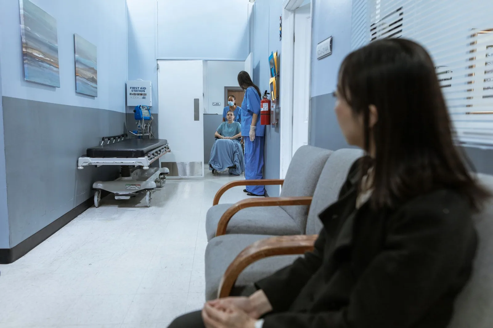 Pasillo de un hospital alemán con pacientes y personal médico