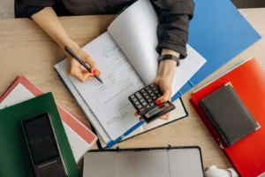 Empresario revisando documentos financieros en una oficina moderna