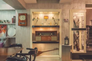 Radio vintage sobre una mesa junto a la ventana del salón