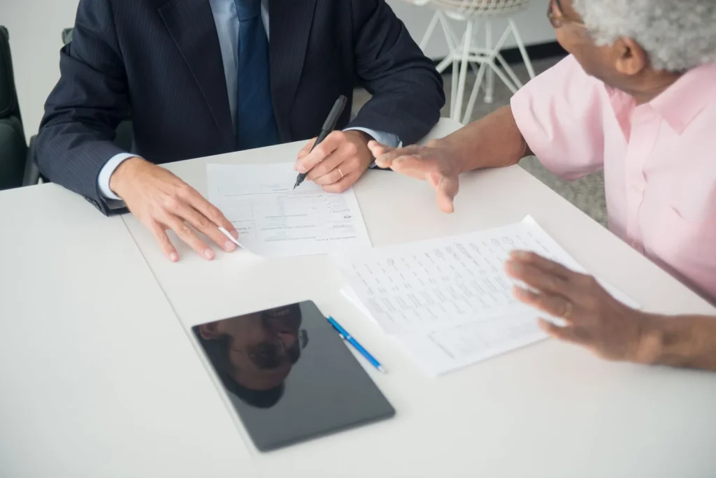 Consultor fiscal revisando documentos en oficina