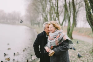 Pareja mayor disfrutando de un lago de montaña en Suiza
