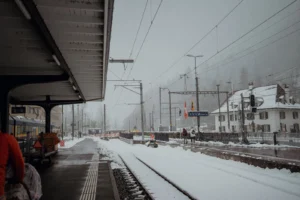 Tren de cremallera en la estación de montaña con nieve