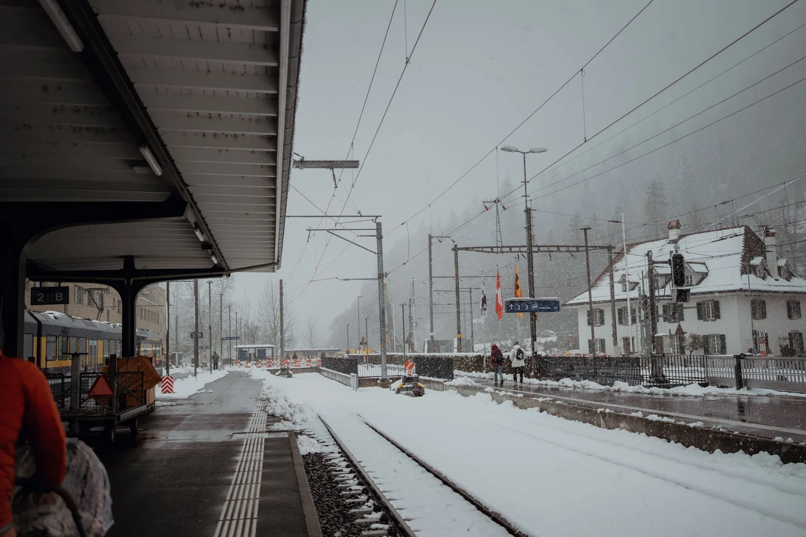 Tren de cremallera en la estación de montaña con nieve
