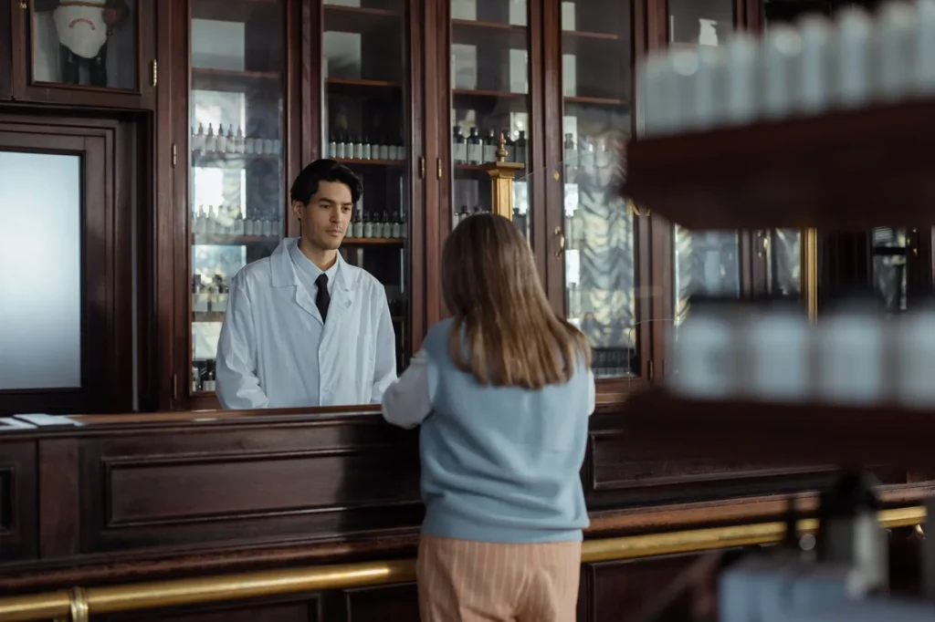 mostrador de farmacia con medicamentos y etiquetas