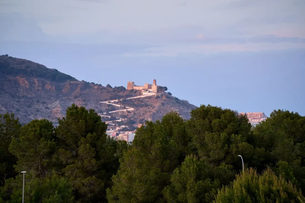 Castillo medieval sobre colina con vista al valle