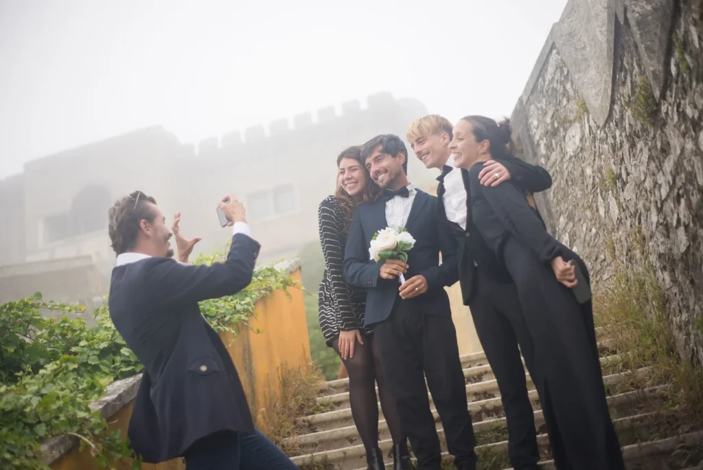 Pareja del mismo sexo intercambiando anillos en ceremonia