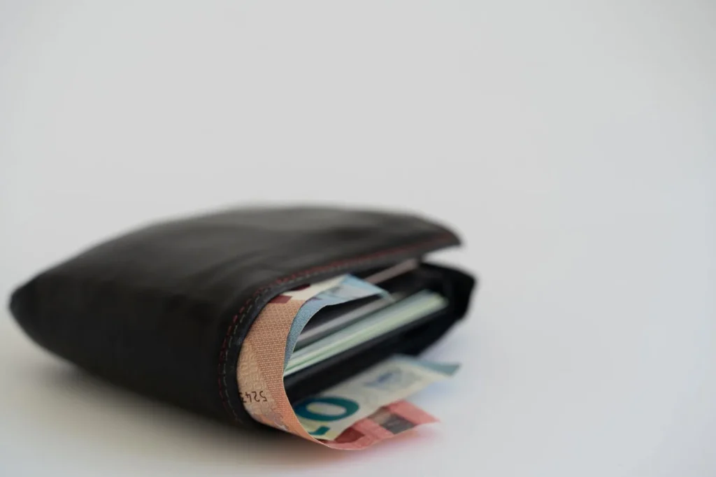 Billetes de euro y tarjeta bancaria en una mesa