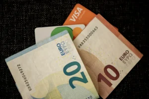 Billetes en euros y tarjetas bancarias sobre una mesa