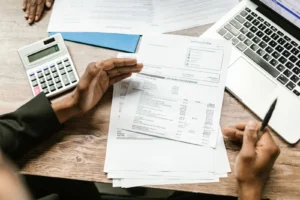 Documentos bancarios y calculadora sobre escritorio para cuenta en dólares