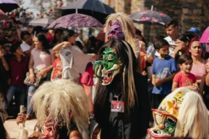 Celebración de un festival tradicional en calles de Suiza