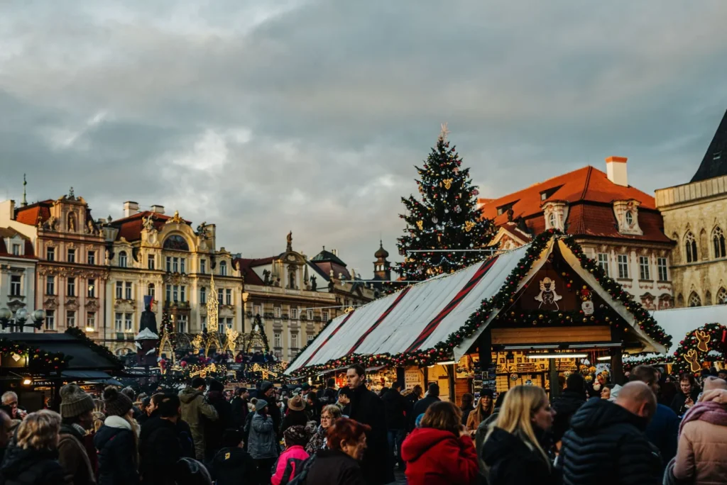 Stall de artesanías y luces en un mercado navideño