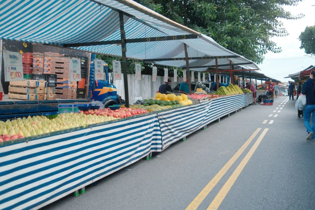 Puesto de mercado de pulgas con objetos vintage