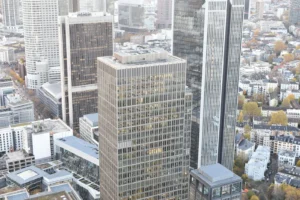 Distrito financiero urbano con montañas alpinas de fondo