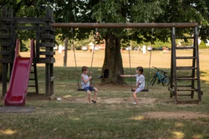 Niños jugando en un parque de Zúrich con la ciudad al fondo