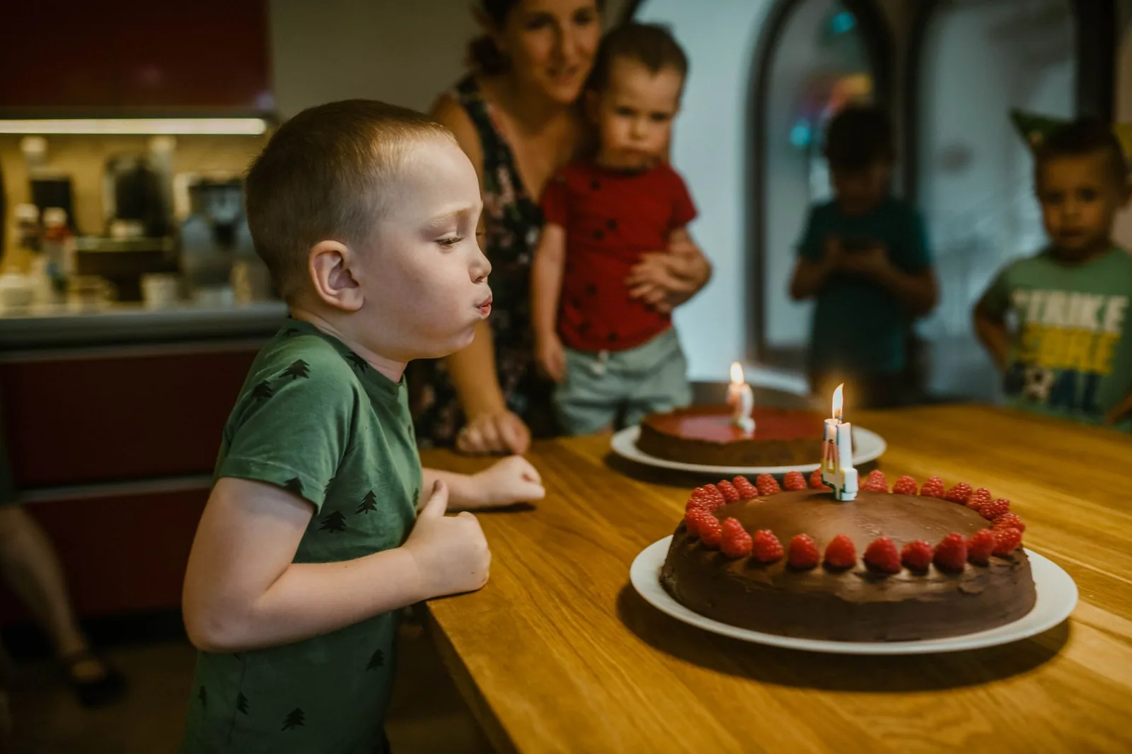 Tarta de cumpleaños con velas encendidas sobre una mesa decorada