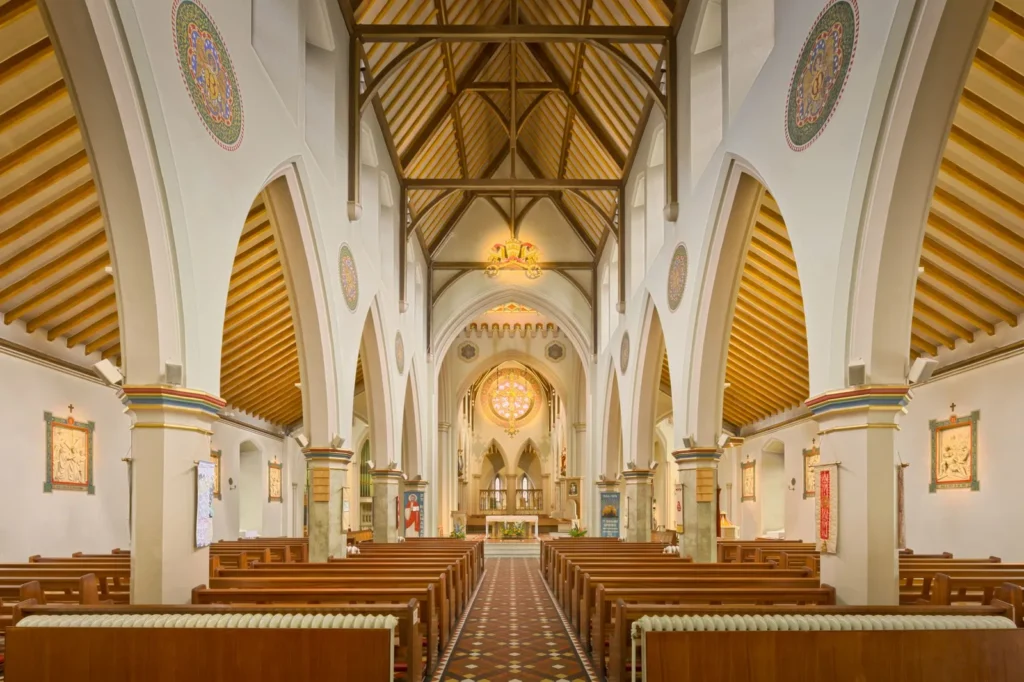 Interior histórico de una iglesia suiza