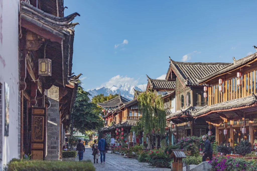 Calle de un pueblo alpino con casas tradicionales