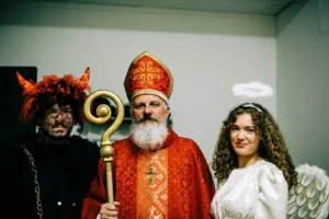 Samichlaus y su ayudante Schmutzli en la calle