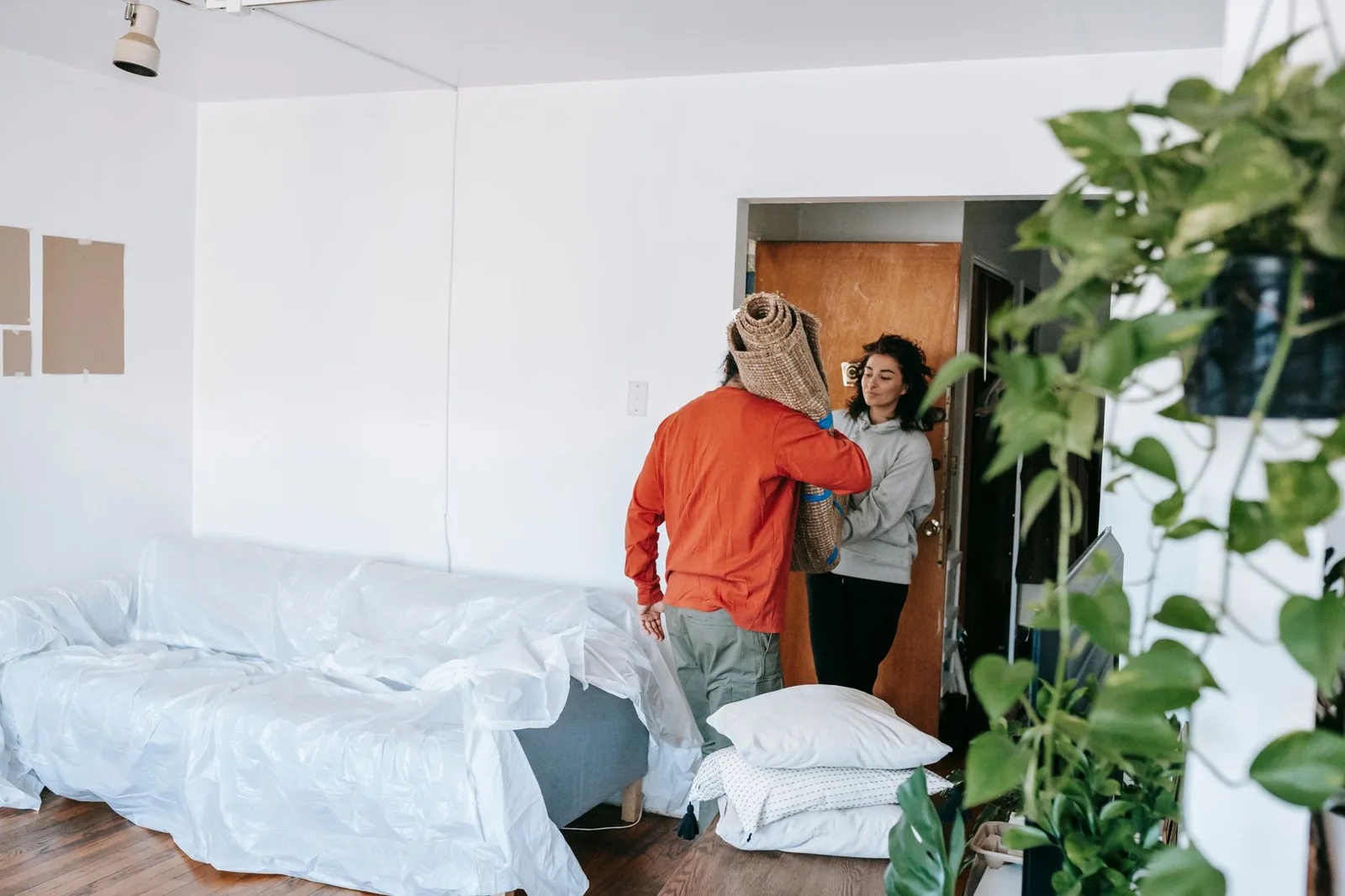 Familia organizando muebles en la casa