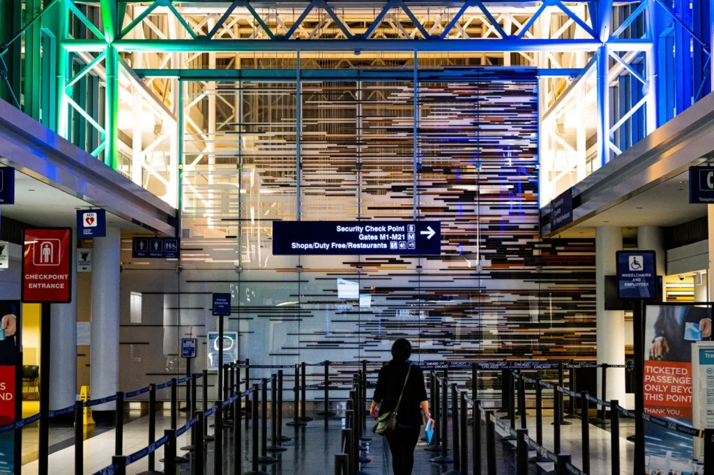Persona mostrando su pasaporte en el control de seguridad del aeropuerto