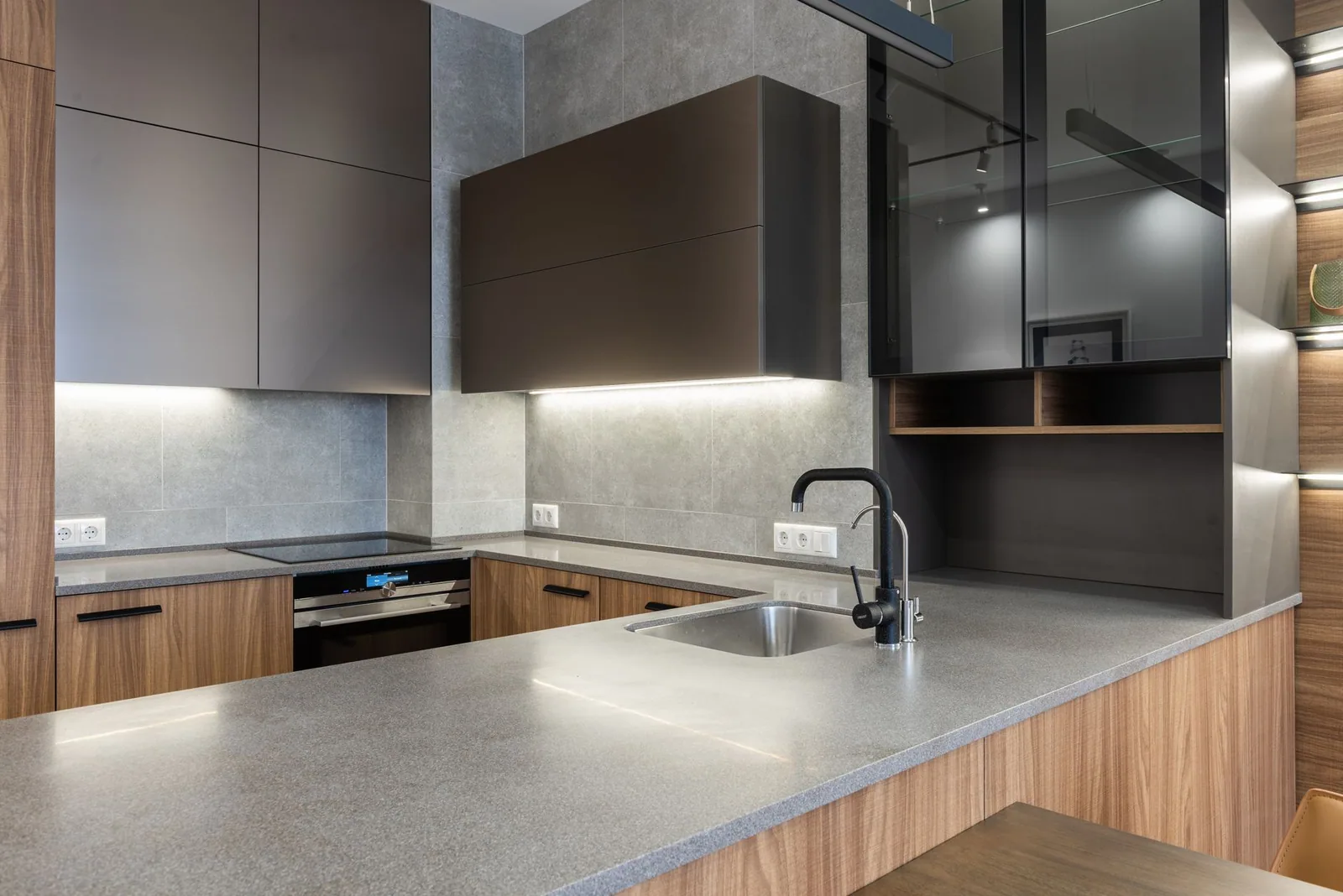 Grifo de cocina en apartamento suizo con luz natural
