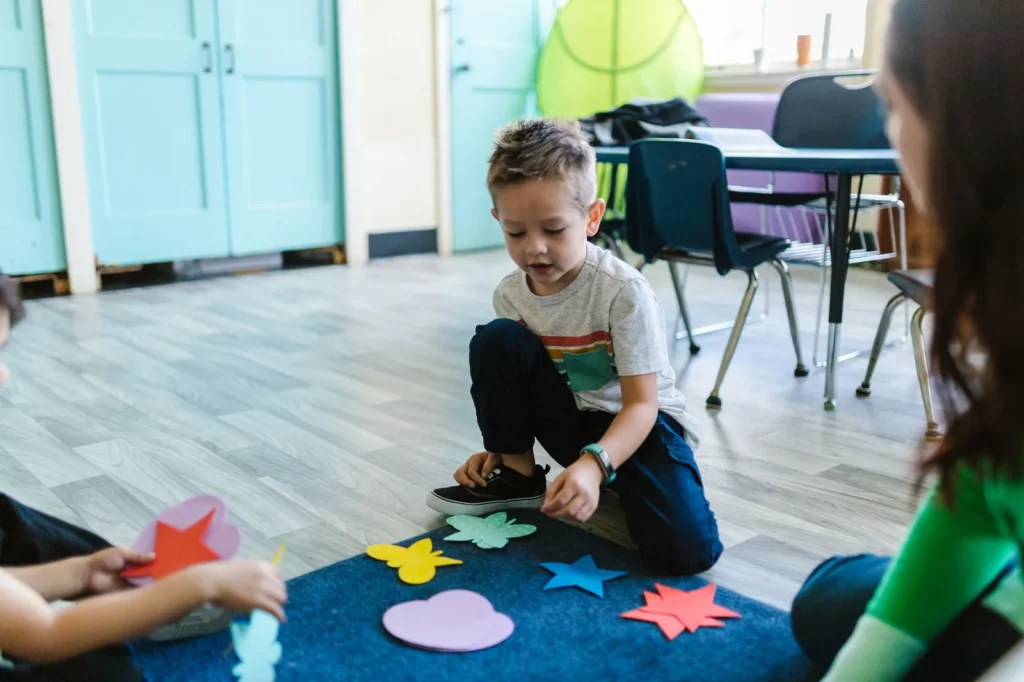 Niños aprendiendo en una aula de educación infantil