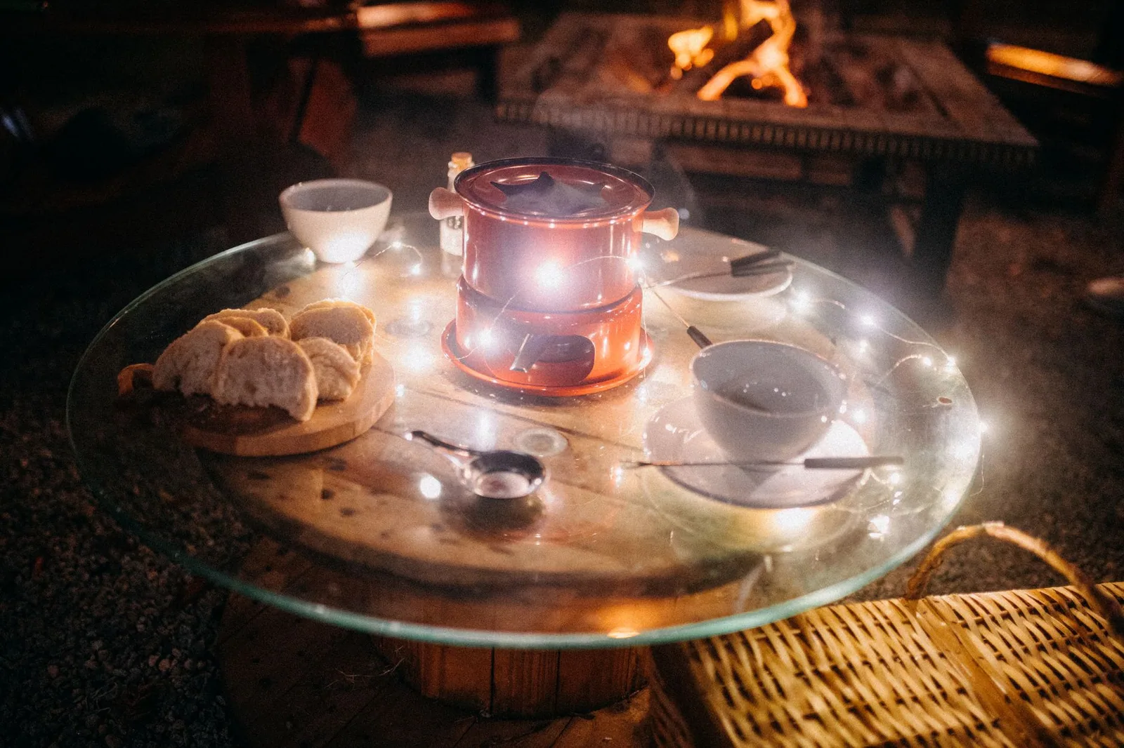 Fondue de queso con pan para mojar, típica de Suiza