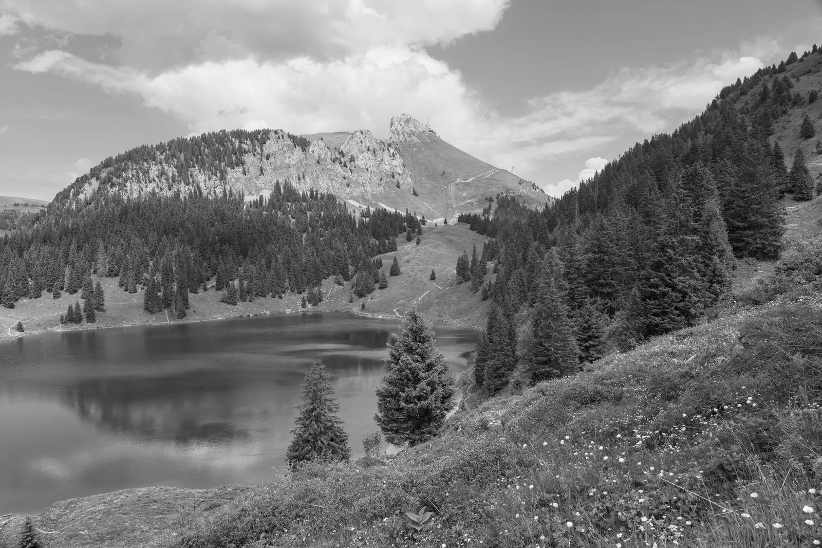 Lago alpino rodeado de montañas y picos nevados