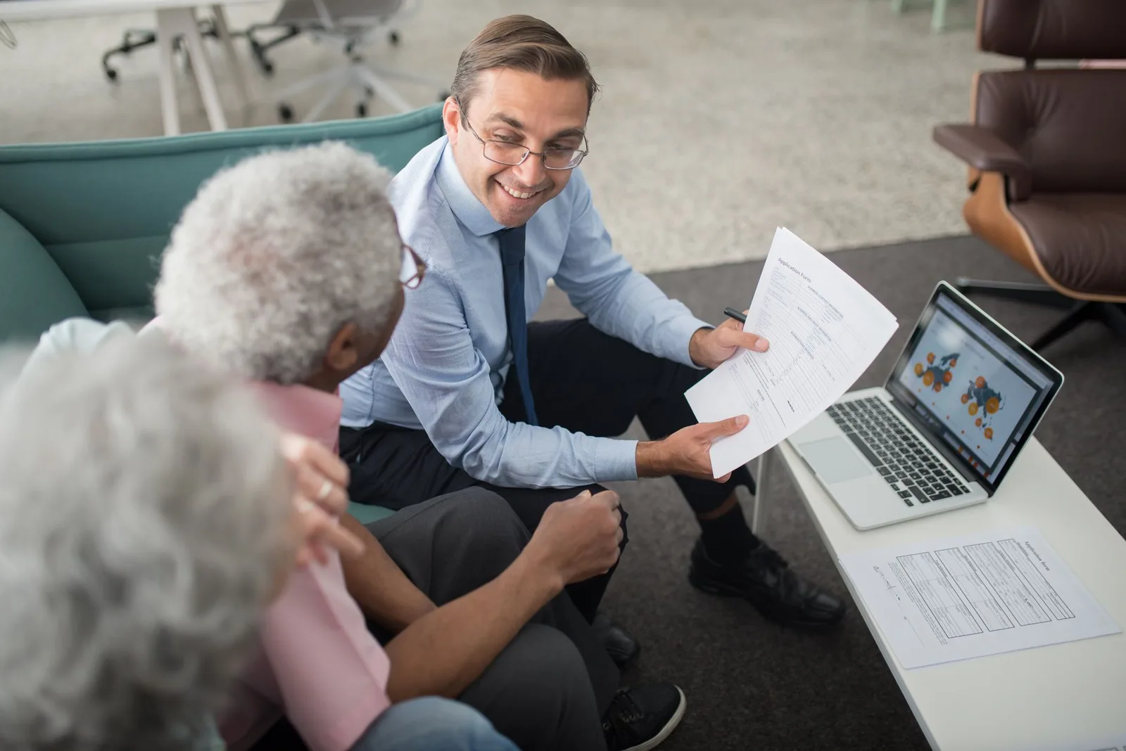 Asesor financiero discutiendo pensión en oficina