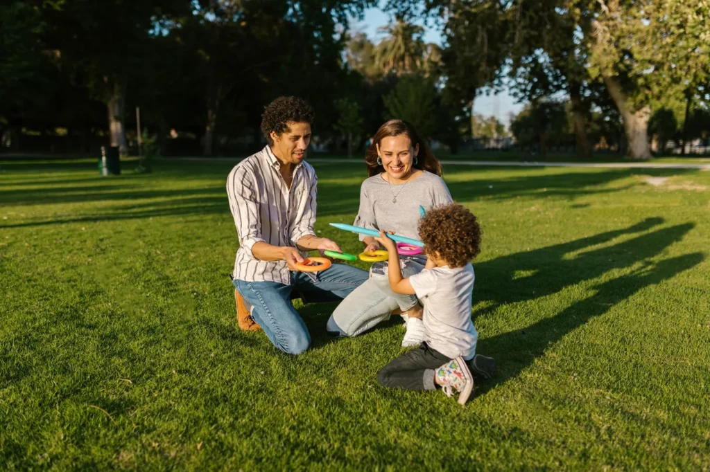 Familia alemana disfrutando de tiempo juntos en el parque