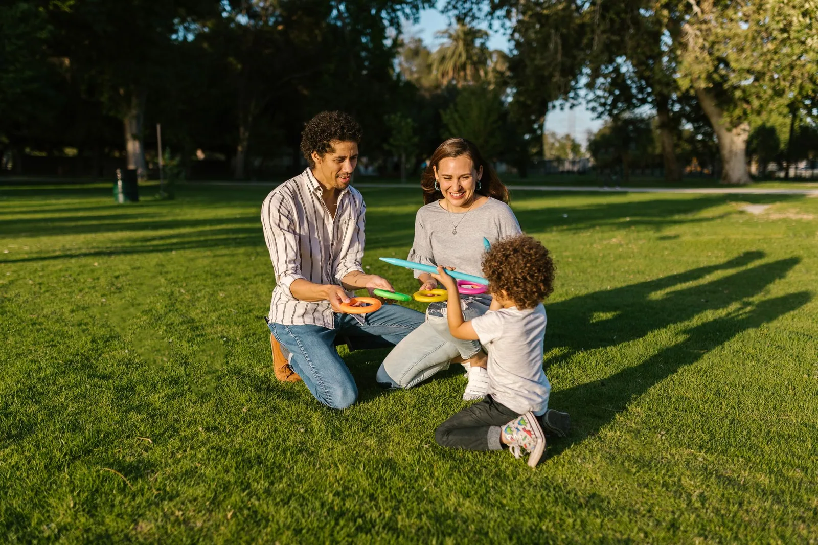 Familia alemana disfrutando de tiempo juntos en el parque