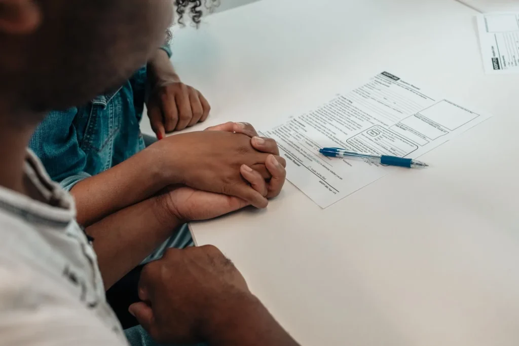Familia mostrando documentos de viaje para solicitud de visa