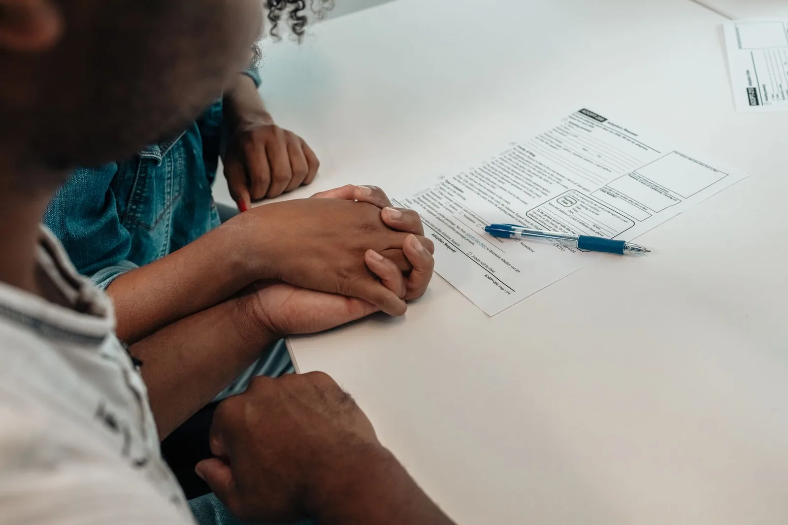 Familia mostrando documentos de viaje para solicitud de visa
