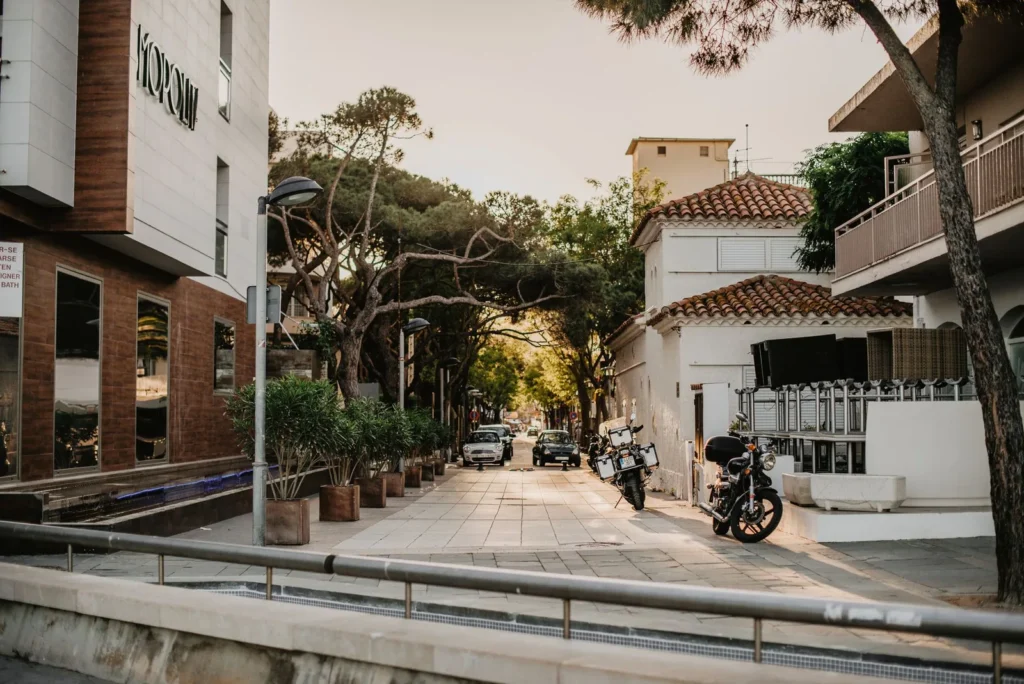 Calle con cafés y tiendas en un barrio de Basilea