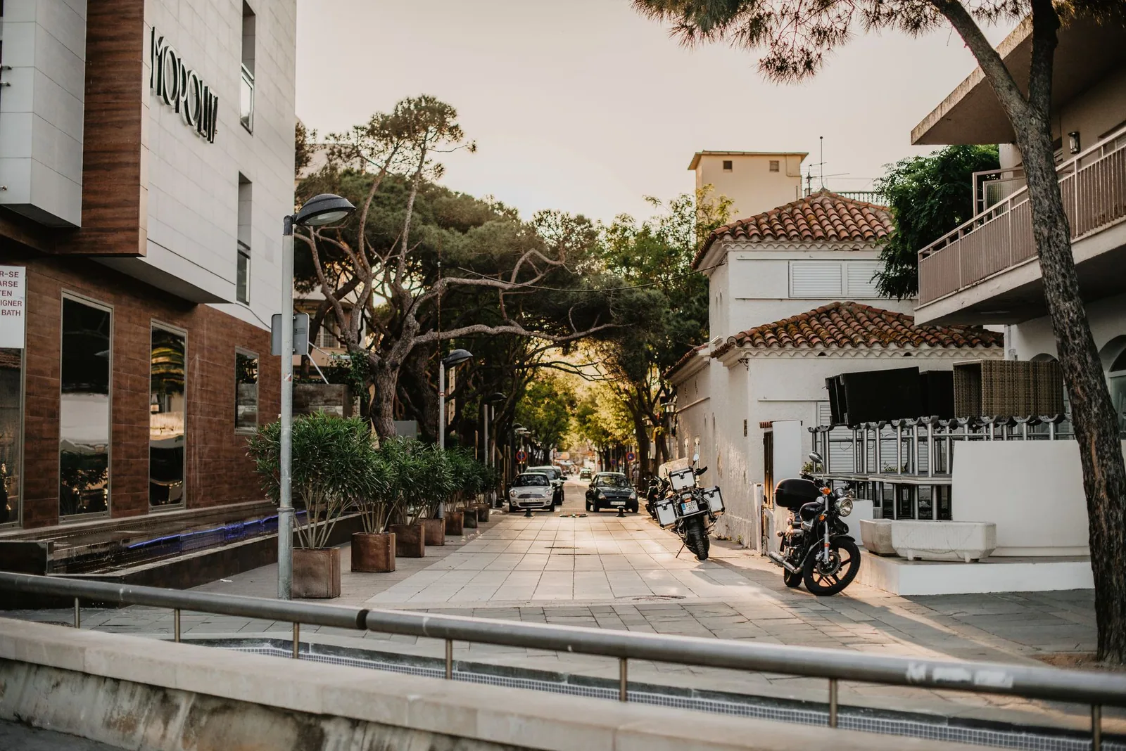Calle con cafés y tiendas en un barrio de Basilea