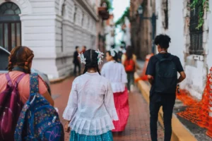 Personas caminando por una calle urbana en un día soleado